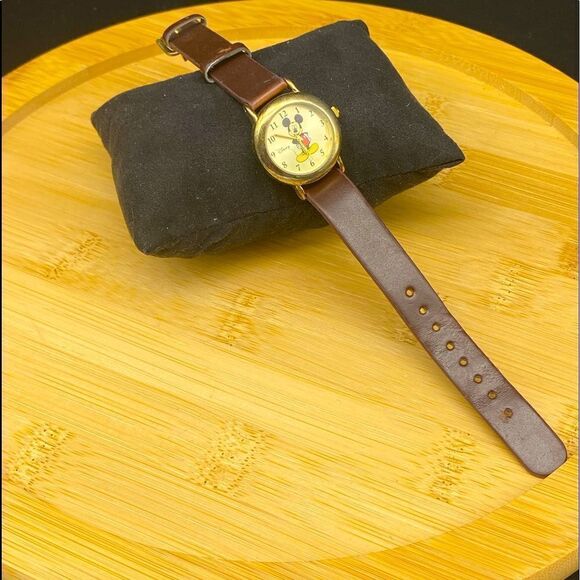 Ladies Mickey Mouse gently used watch that functions well and has fresh battery - Picture 4 of 7